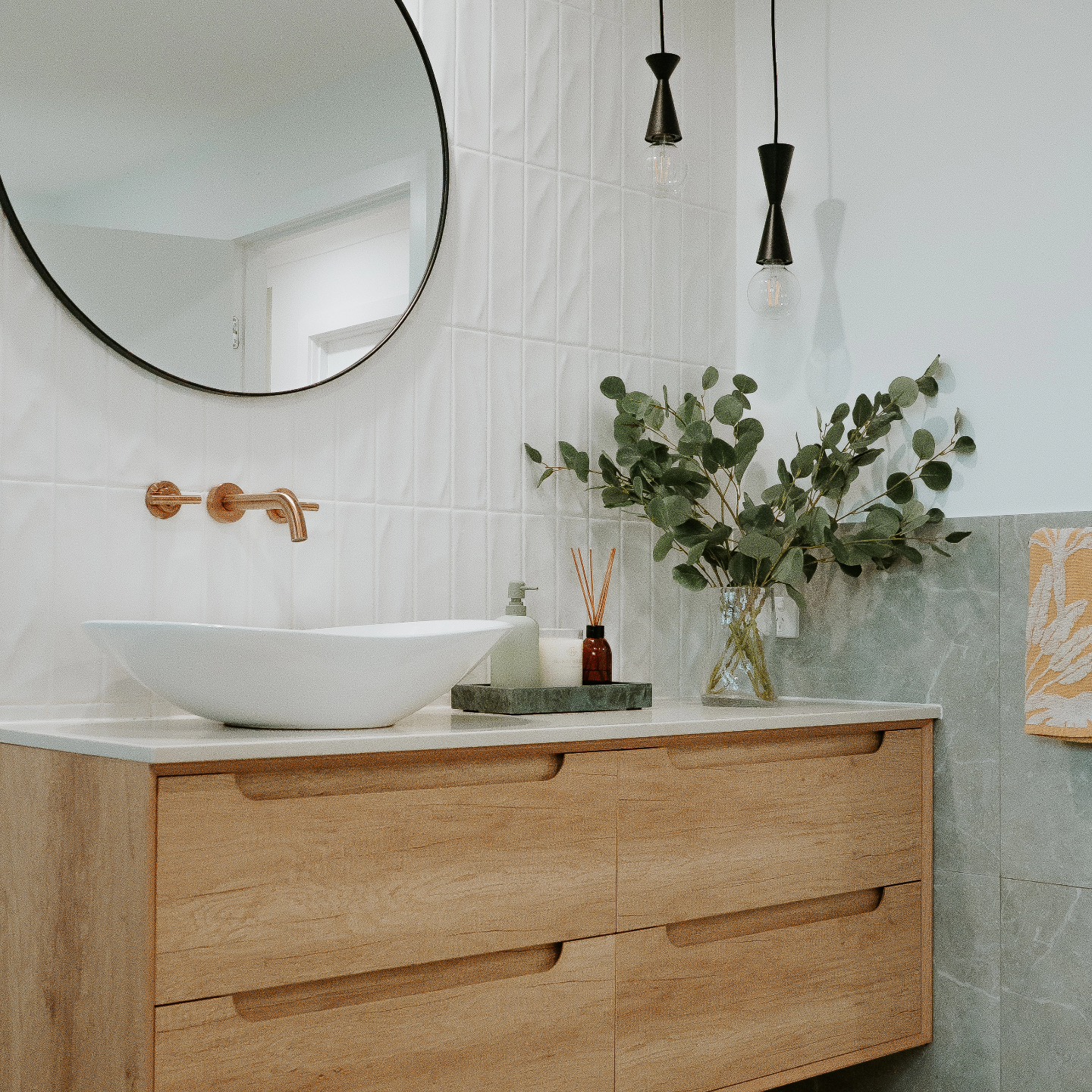 Design tip : If you have space for a double vanity but only need one basin, consider installing a larger basin offset to one side. This layout provides generous counter space for daily essentials and creates room for styling elements like greenery, which can enhance the sense of calm and connection to nature in your bathroom 💚💚💚 #bringtheoutsidein #biophilicdesign #bathroomdesign #bathroomlayout #bathroominspiration #interiordesign #interiordecoration #interiordesigner
