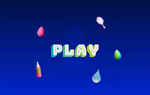 A blue background image with a big "PLAY" in the middle, surrounded by makeup products: a pink beauty blender, a pocket mirror, a concealer, a drop of water and a green beauty blender.